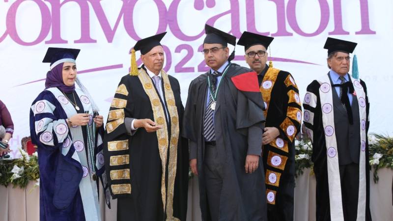 24News TV channel’s Director Programming Khurram Kaleem recieving his gold medal from Punjab Governor Ch Muhammad Sarwar during the 5th Annual Student Convocation of Superior University.