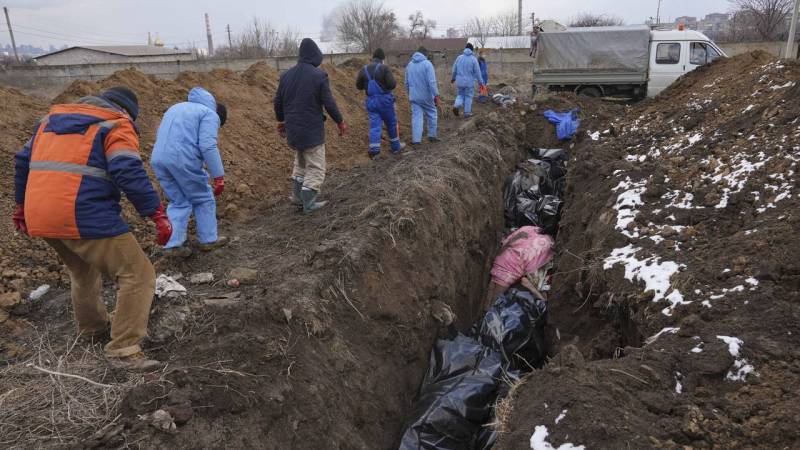 Blackout and mass graves in besieged Ukraine port