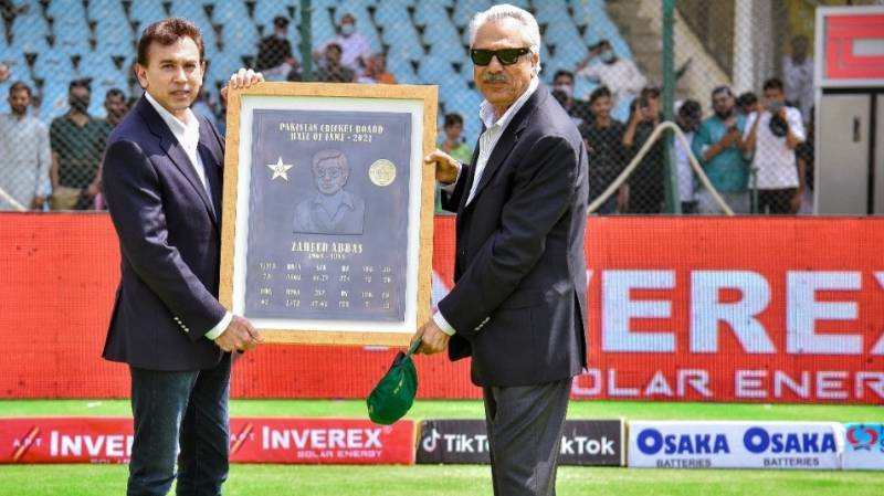 Zaheer Abbas receives his commemorative cap and plaque from PCB Chief Executive Faisal Hasnain. PCB 