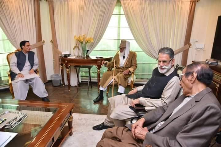 AJK PM meets Chaudhrys; discusses no-trust move