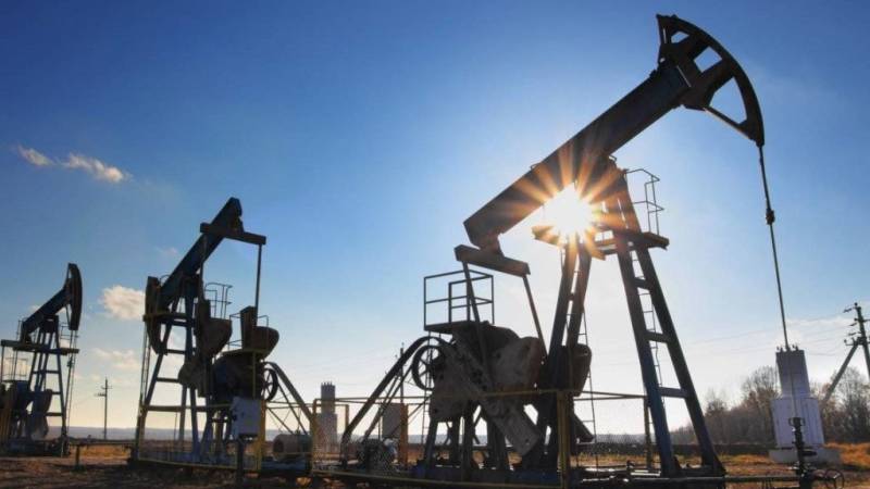 Oil prices plunge on China lockdowns, stocks waver