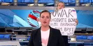 Protester interrupts Russian TV news with anti-war poster