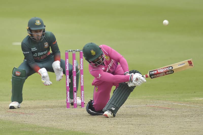 South Africa's Temba Bavuma (R) plays a shot as Bangladesh's Mushfiqur Rahim (L) looks on during the second ODI. AFP