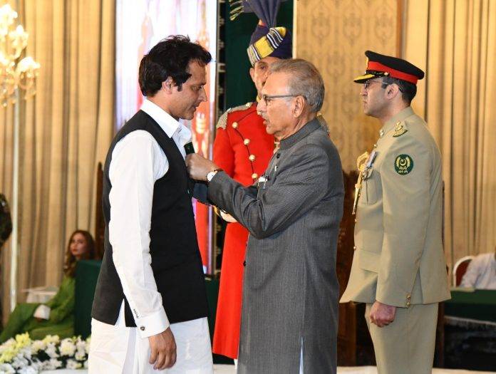 President Dr Arif Alvi conferring the award of Tamgha-i-Shuja'at on Mr Adnan Malik, the hero of Sialkot incident, at Aiwan-e-Sadr.