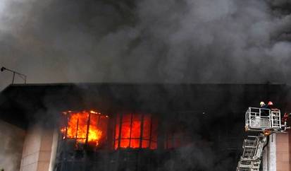 Fire breaks out in Blue Area plaza of Islamabad