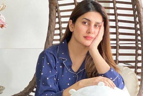 Social media is a CURSE: Kubra Khan 