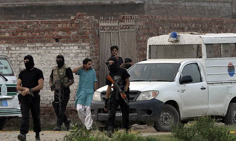 Two dacoits shot dead in Lahore encounters