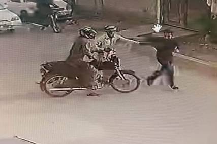 Mentally alert man escapes robbery bid outside Karachi bank