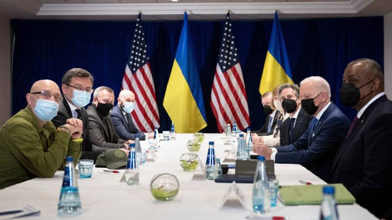 Biden meets top Ukrainian ministers in Warsaw