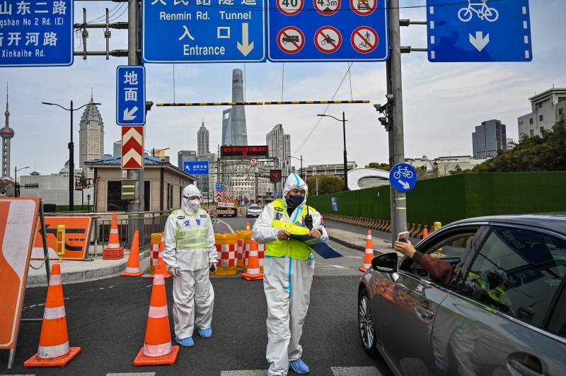 A police officer (C), wearing a protective gear, controls access to a tunnel in the direction of Pudong district in lockdown as a measure against the Covid-19 coronavirus, in Shanghai on March 28, 2022. AFP 