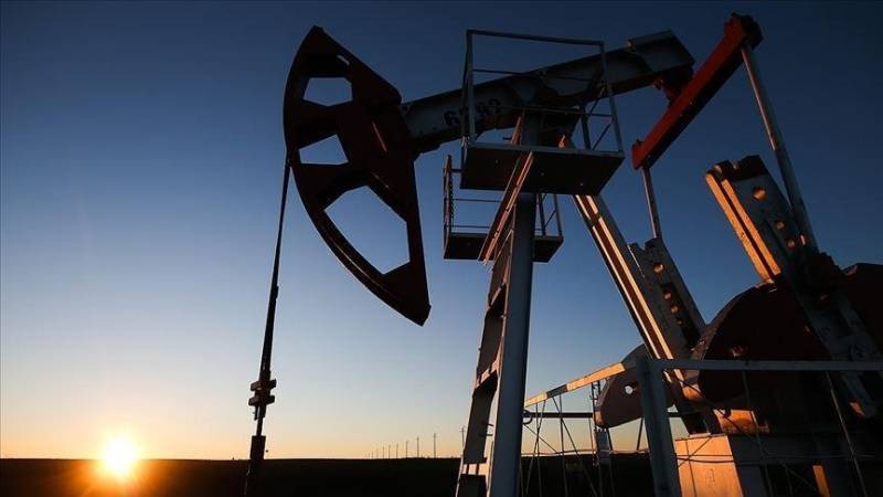 Oil extends rally on Russia sanctions bets, stocks wobble