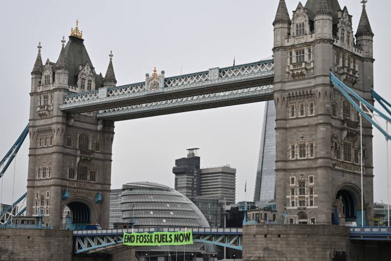 Climate activists shut London's Tower Bridge