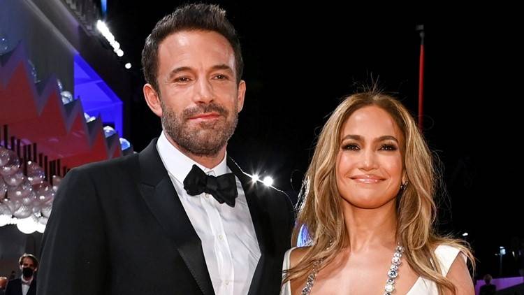 Jennifer Lopez announces engagement to Ben Affleck (again)