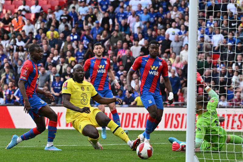 Chelsea's Belgian striker Romelu Lukaku (2nd L) shoots the ball but misses to score during the English FA Cup semi-final between Chelsea and Crystal Palace at Wembley Stadium. AFP