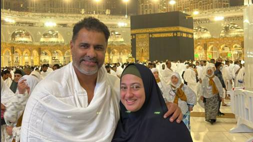 Waqar Younis, family perform Umrah