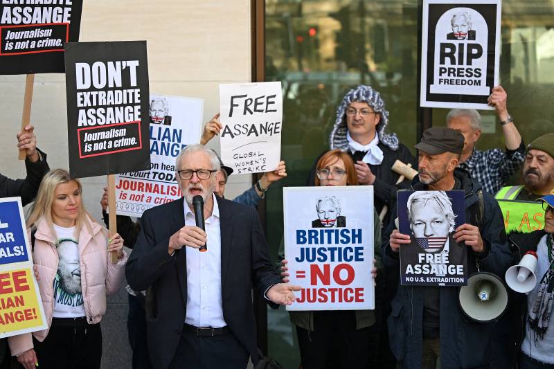 UK court formally issues order to extradite Assange to US