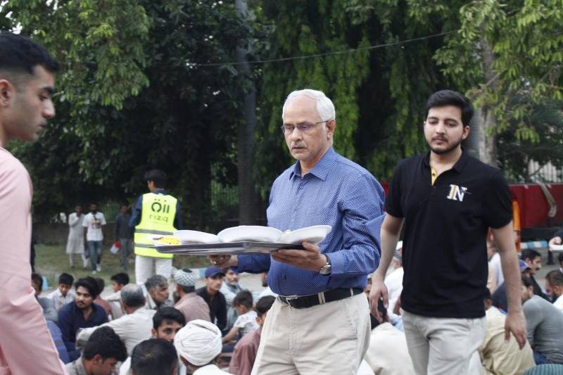 VC works as volunteer with GCU students at Iftar Dastarkhwan