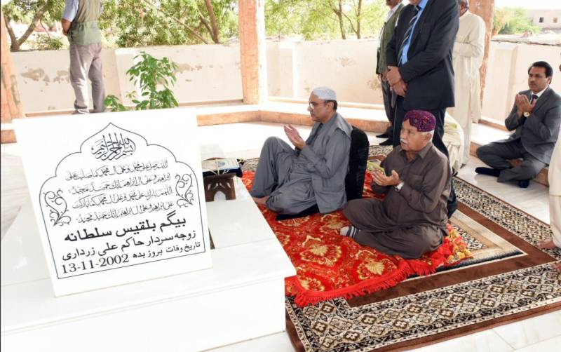 Asif Zardari offers Fateha at graves of parents