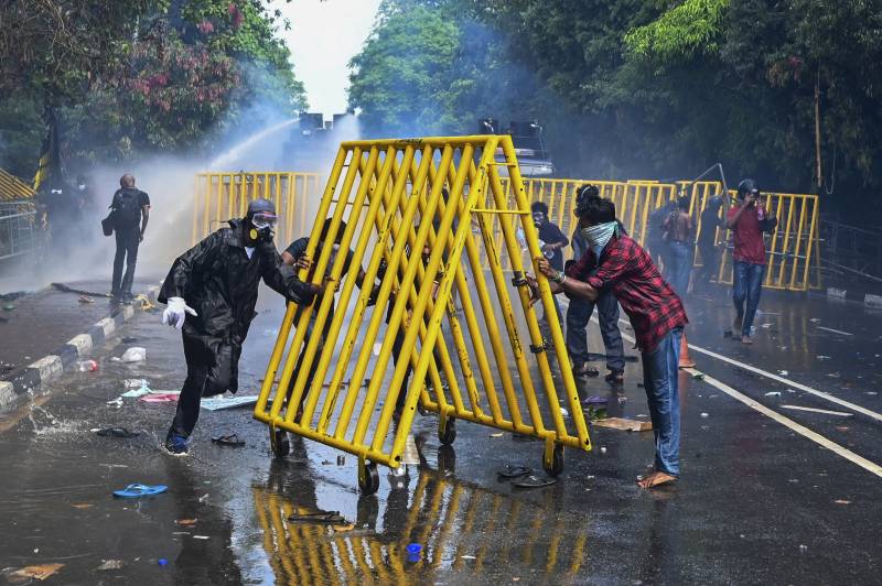 Diplomats urge Sri Lanka to reconsider state of emergency