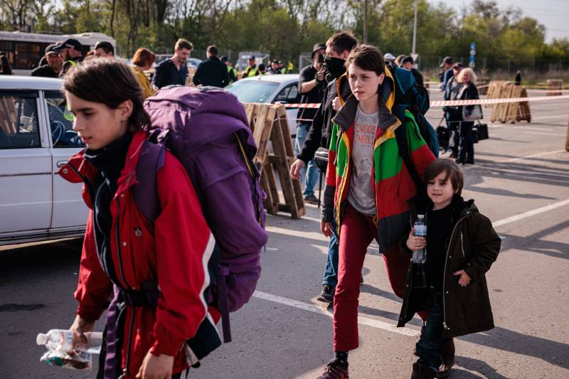 Civilians leave steelworks as Ukraine braces for renewed Russian offensive