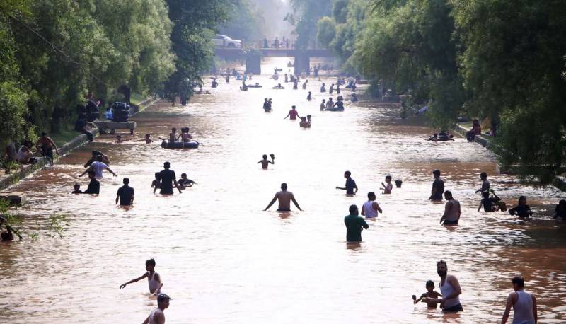 Lethal heatwave continues to haunt as heatstroke claims a life in Larkana 