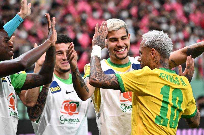 Two-goal Neymar closes on Pele record in big Brazil win