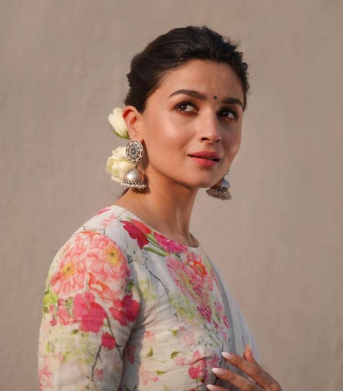 Alia Bhatt keeps her connection with fans amid busy schedule