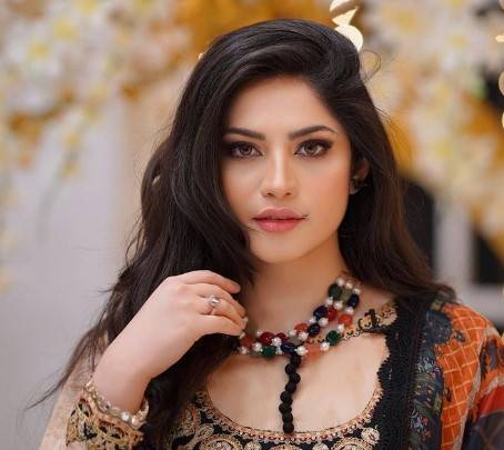 Neelam Muneer clarifies ‘I AM SINGLE’ after ‘Fianceless’ ring pic goes viral 