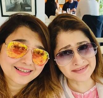 Sahiba Rambo and Javeria Saud fall down into tears while having dessert