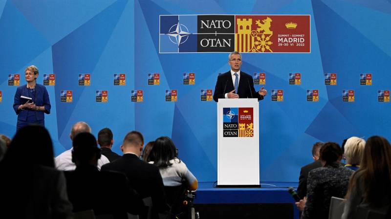 Zelensky asks NATO summit for modern artillery, money