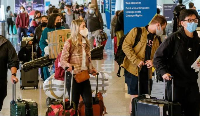 Hundreds of flights axed as US kicks off long holiday weekend