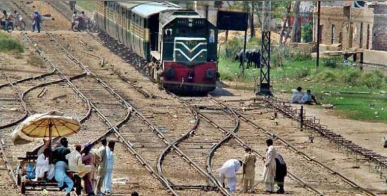 Man dies in attempt to deboard moving train in Khanewal