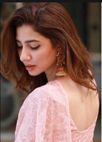 Mahira Khan's revealing dress faces censure from the netizens