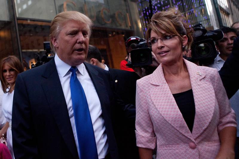 Trump campaigns with right-wing precursor Sarah Palin