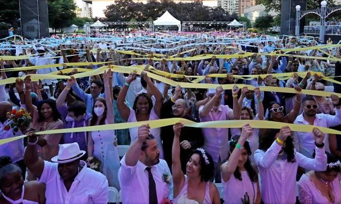 500 New York couples attend mass celebration after pandemic-hit weddings