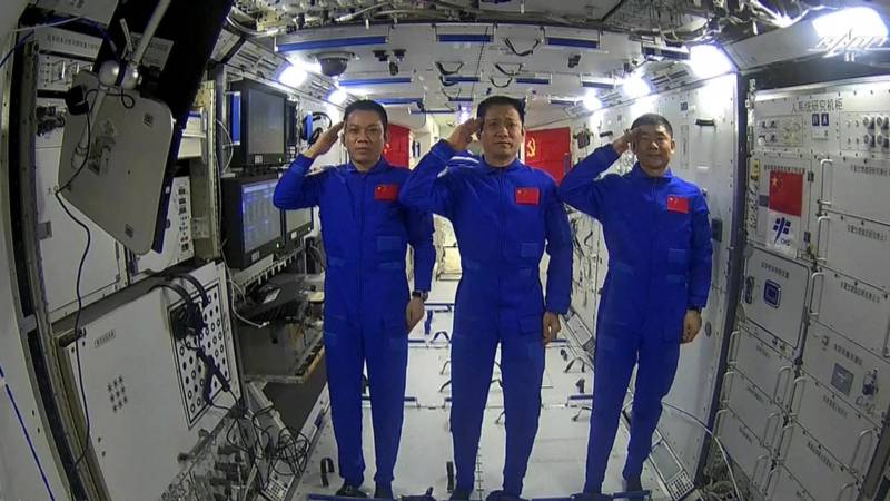 Chinese astronauts set up new lab on space station