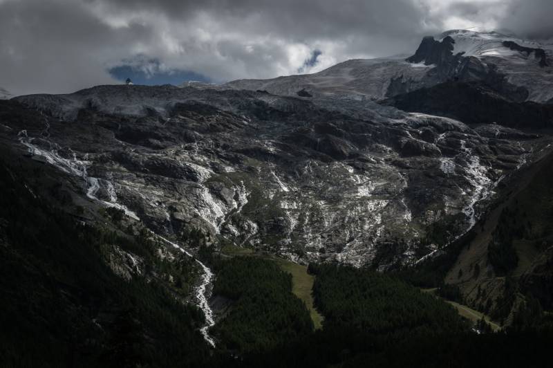 Rockfalls, gaping crevices put Mont Blanc out of reach for many