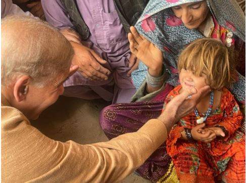 Prime Minister Shehbaz Sharif talking to flood victims during his visit to Balochistan 