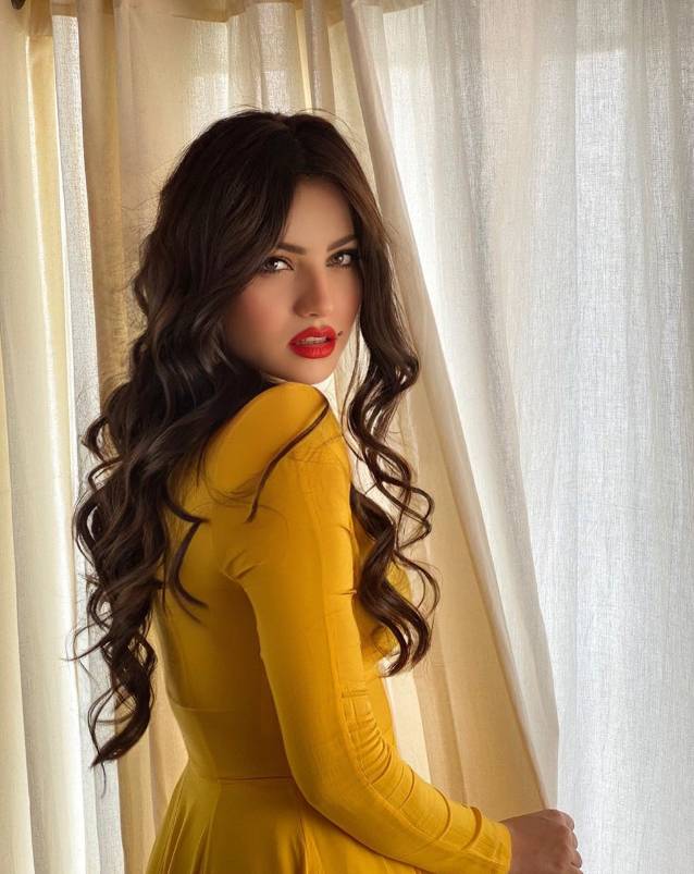 Neelam Muneer exhibits heat in yellow look