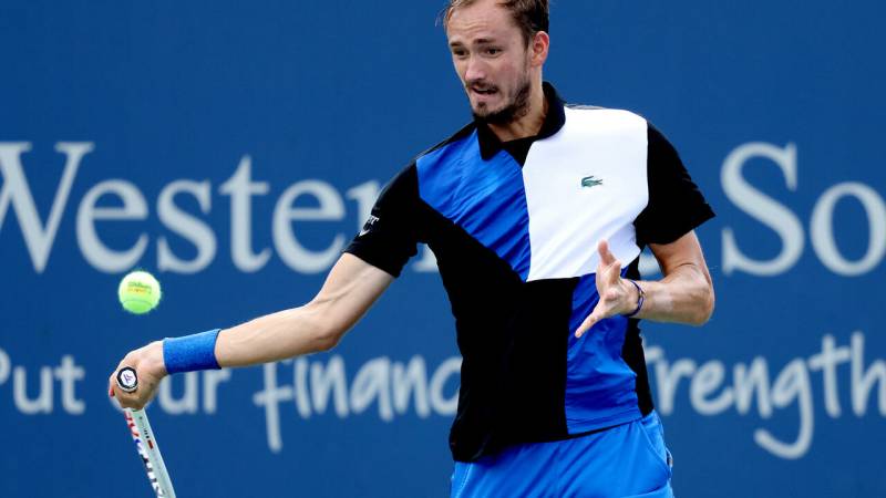 No.1 Medvedev advances while No.1 Swiatek sinks in Cincy