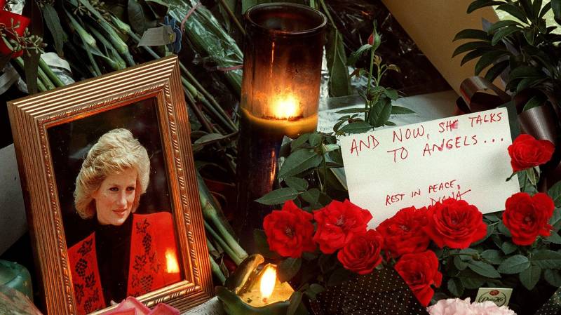 (FILES) In this file photo taken on September 4, 1997, candles, flowers and other tributes line the steps of the British Embassy in Washington, DC, in memory of Diana, Princess of Wales. AFP