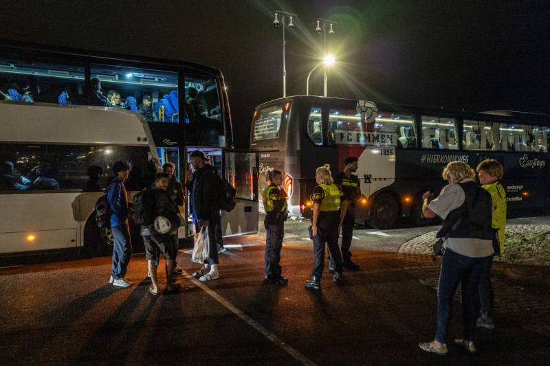 Dutch bus out asylum-seekers at crisis-hit centre