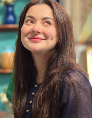 Hania Aamir’s unseen 'sleeveless turtle neck’ pic from ‘Mere Humsafar’ goes viral 