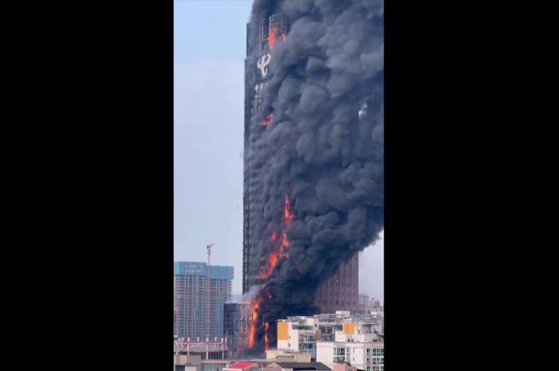 Fire engulfs skyscraper in China's Changsha city