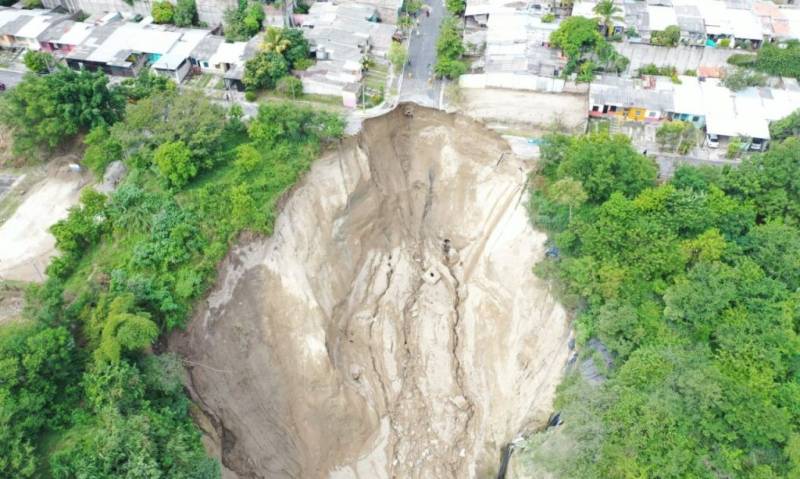 Seven dead in El Salvador landslides