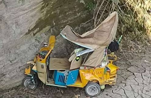 Speedy rickshaw falls into ditch in Khairabad, three died