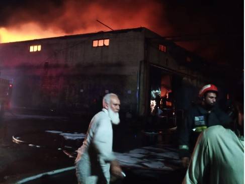 Fire erupts in a warehouse in Gujumta, Lahore 