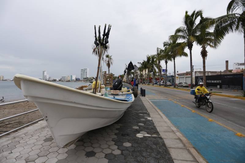 Hurricane Orlene lashes Mexico's Pacific coast