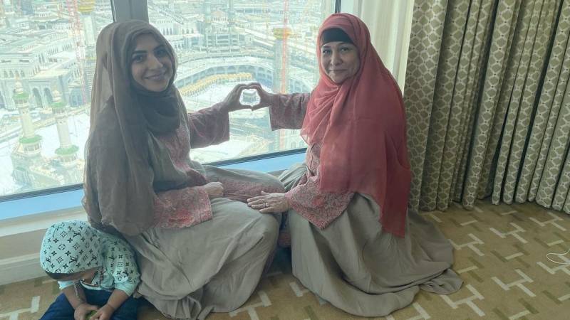 Lucky ladies: Dua Malik along with mother performs Umrah