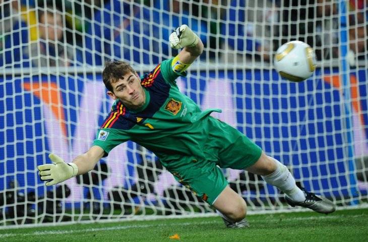 Casillas claims he was hacked after 'I'm gay' tweet, Puyol apologises